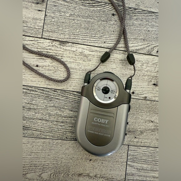 Vintage Coby am/fm portable radio w/strap (DOES NOT INCLUDE HEADPHONES) - Picture 4 of 6
